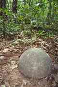 Steinkugel auf der Insel Caño